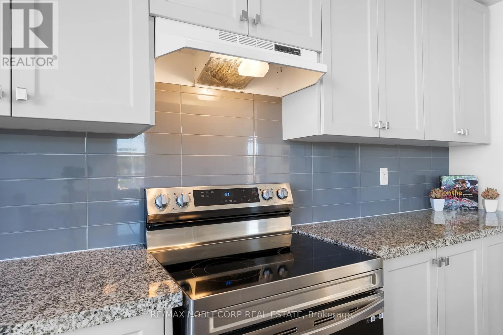 75 HOLYROOD CRESCENT