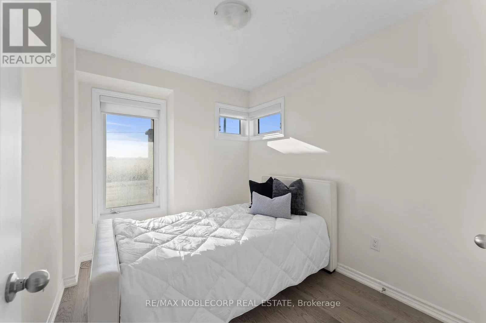 75 HOLYROOD CRESCENT