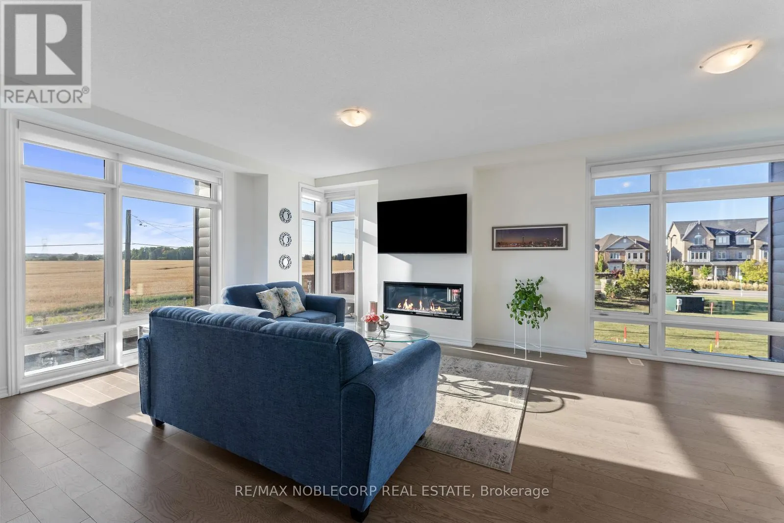 75 HOLYROOD CRESCENT