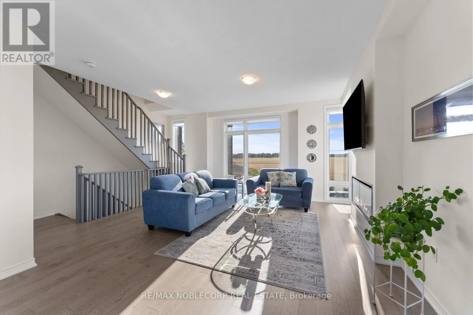 75 HOLYROOD CRESCENT