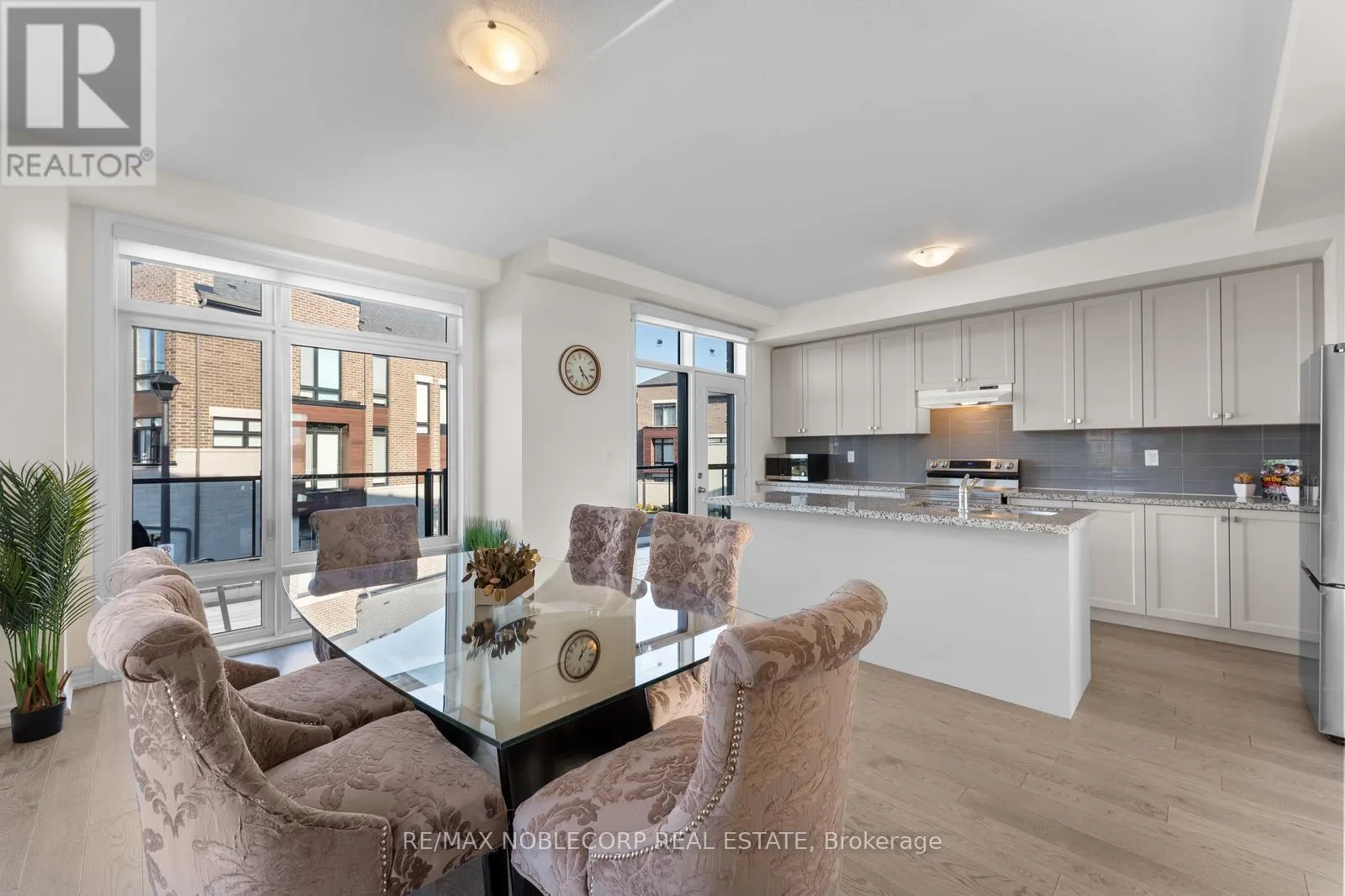 75 HOLYROOD CRESCENT