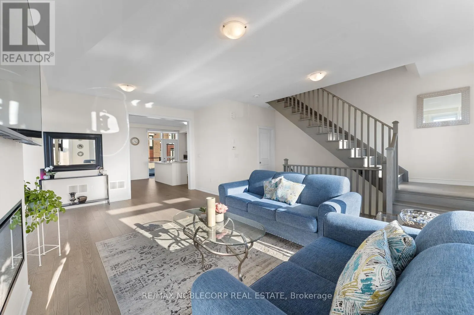 75 HOLYROOD CRESCENT