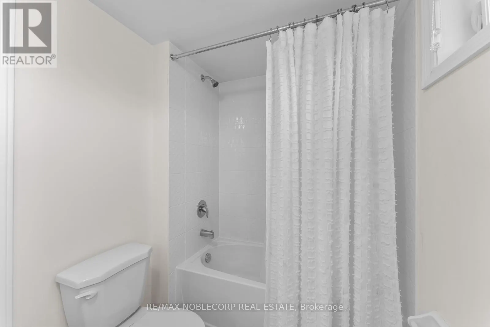 75 HOLYROOD CRESCENT