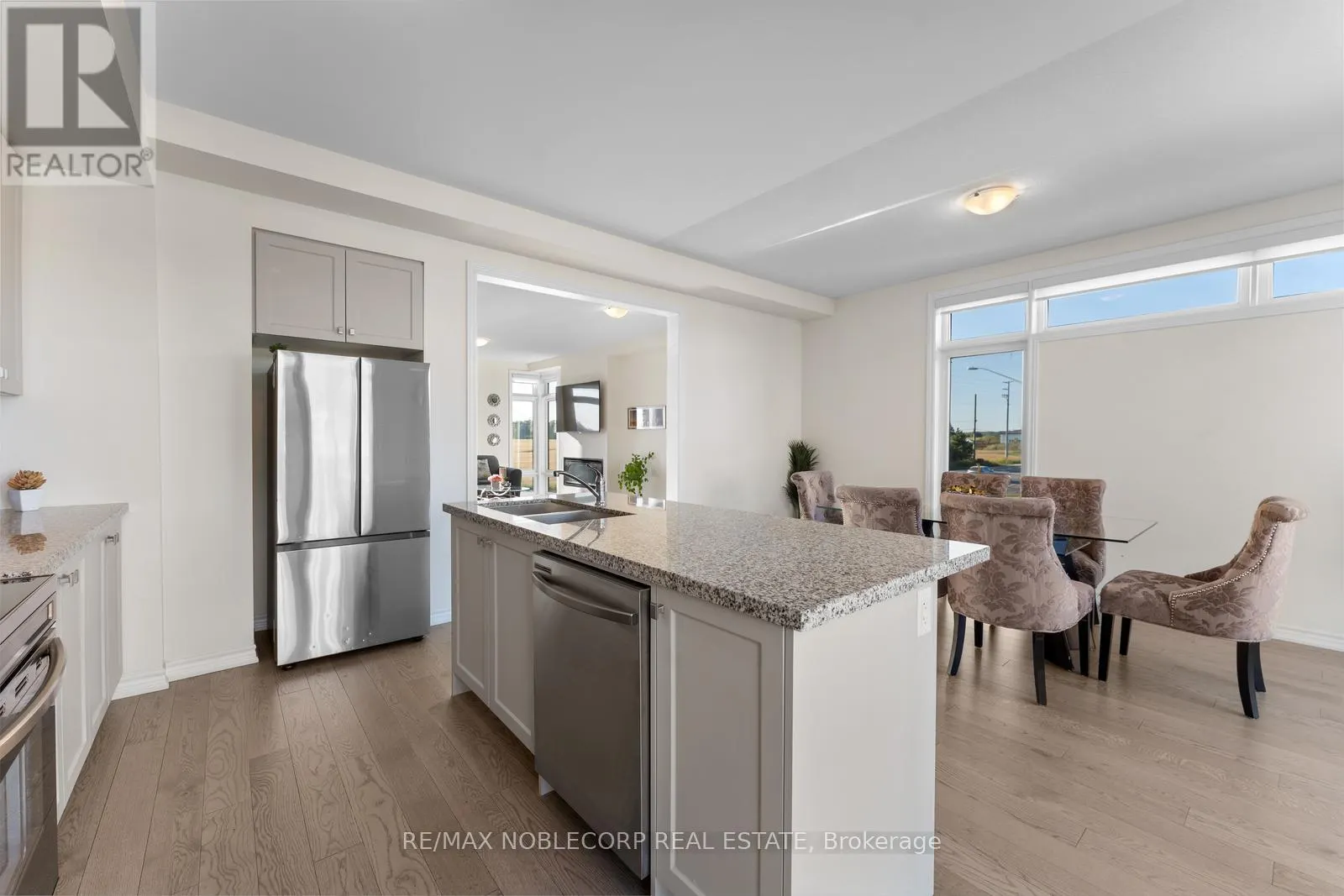 75 HOLYROOD CRESCENT