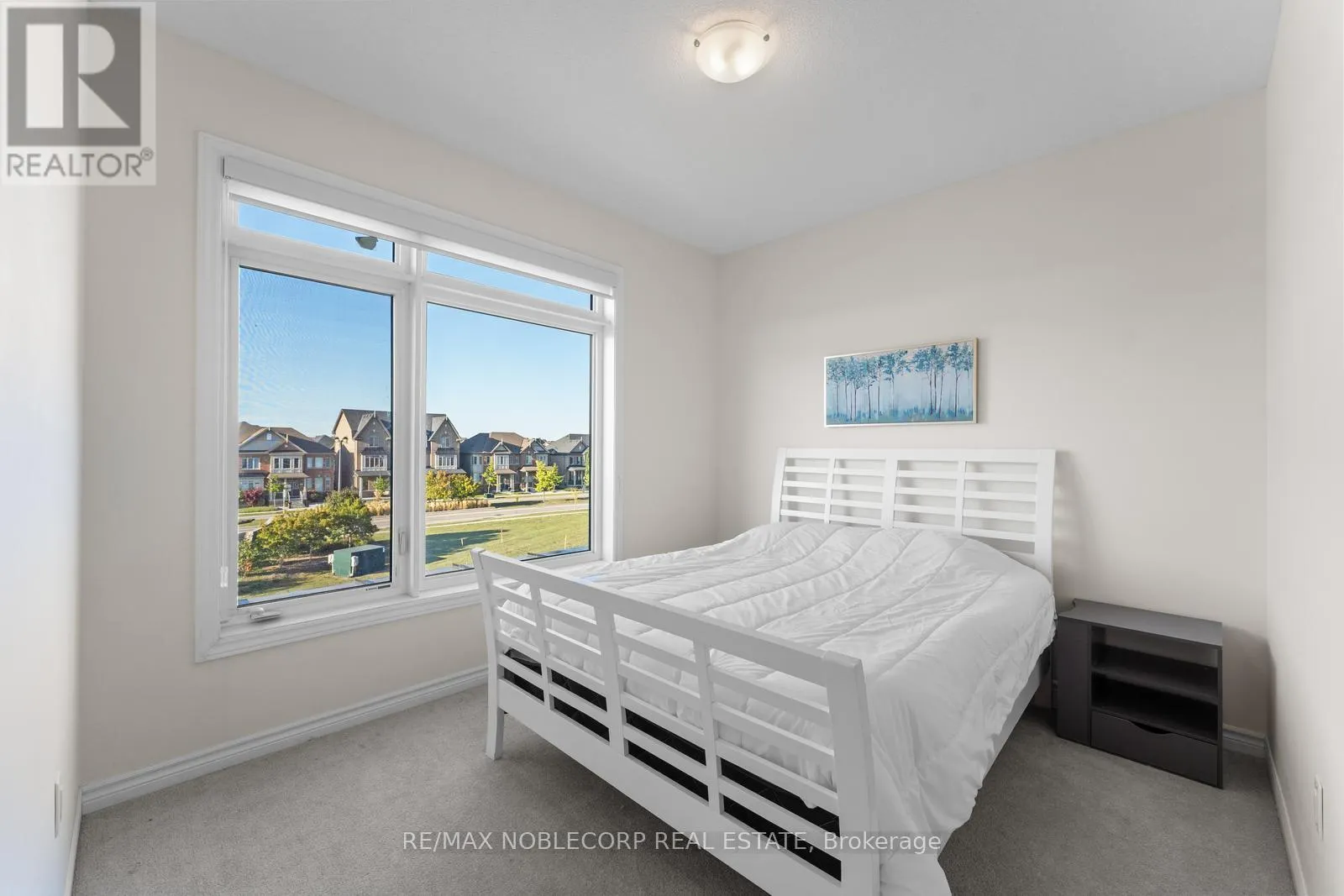 75 HOLYROOD CRESCENT