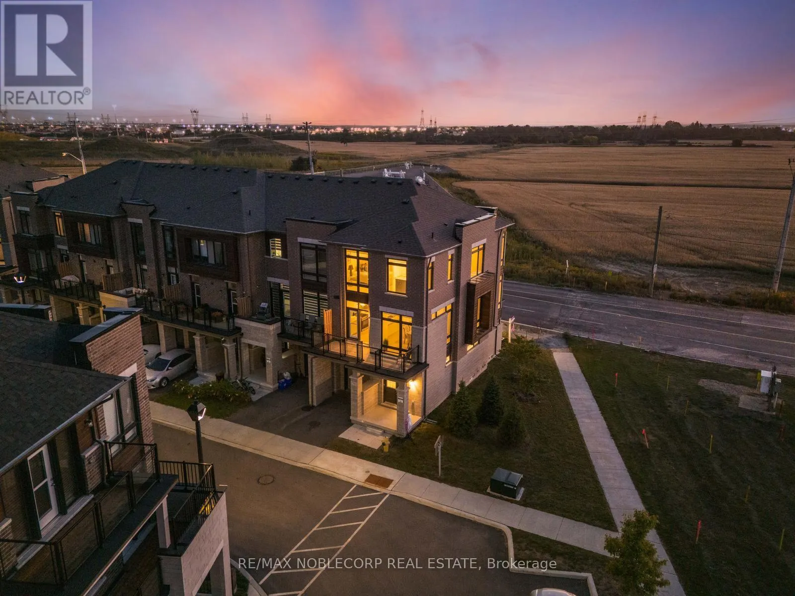 75 HOLYROOD CRESCENT