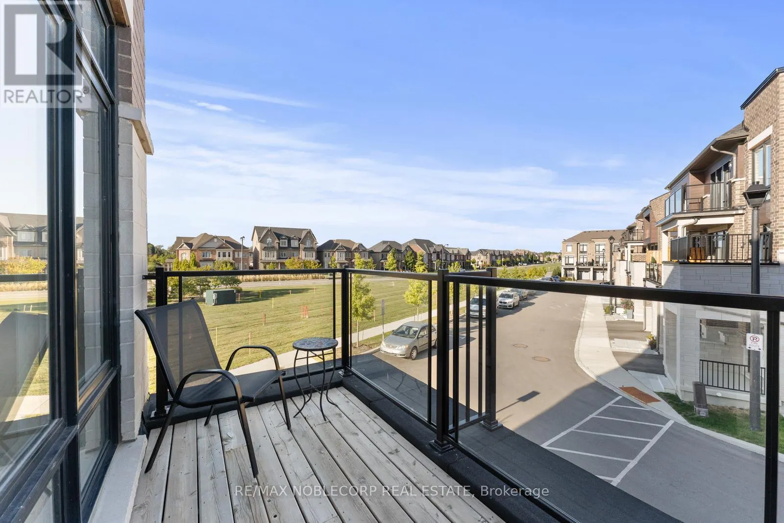 75 HOLYROOD CRESCENT