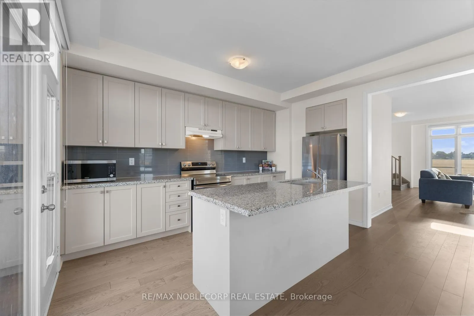 75 HOLYROOD CRESCENT