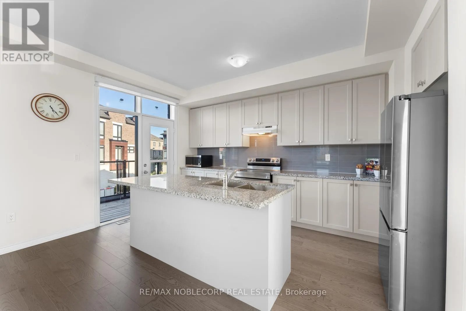 75 HOLYROOD CRESCENT