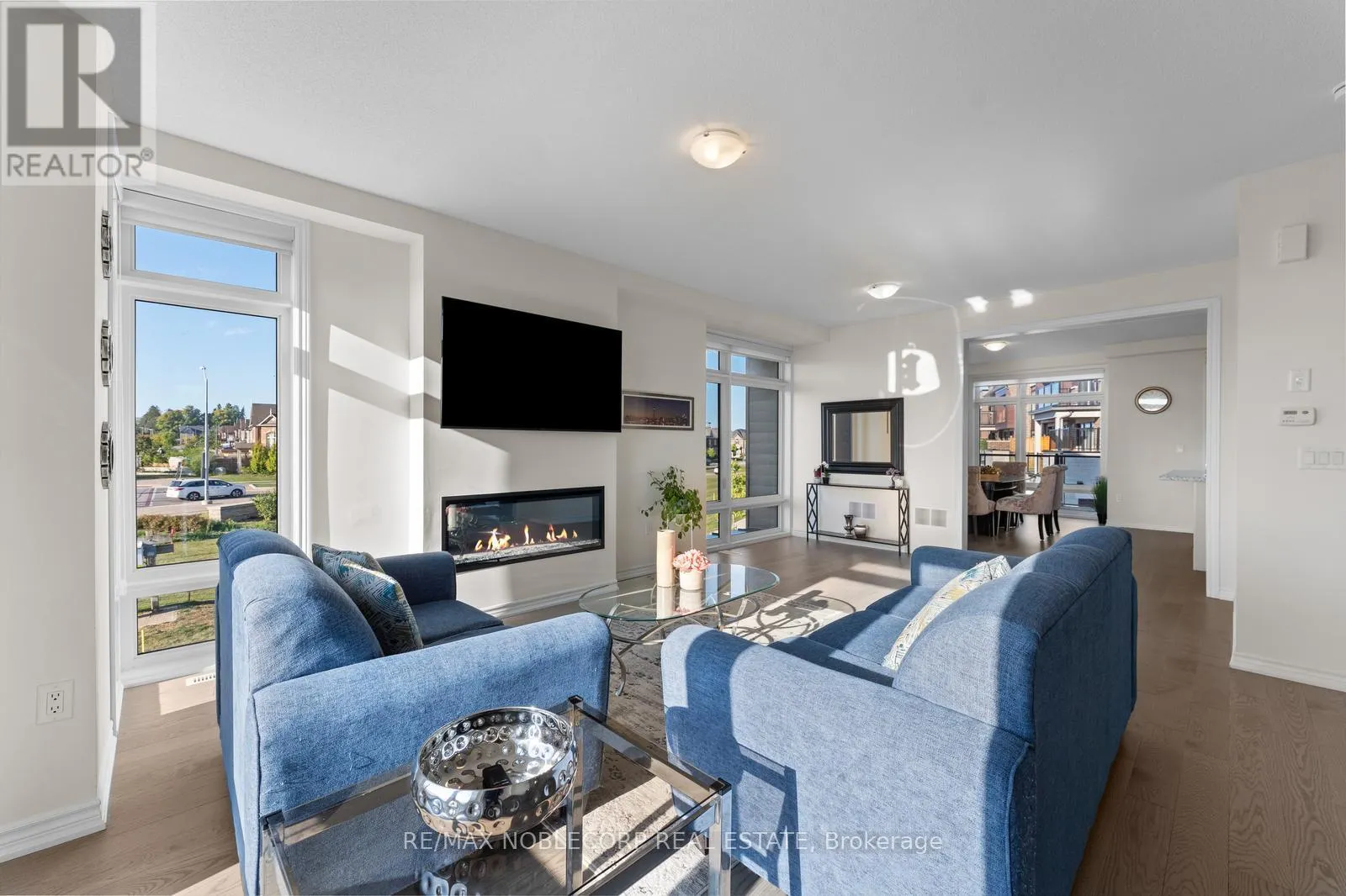 75 HOLYROOD CRESCENT