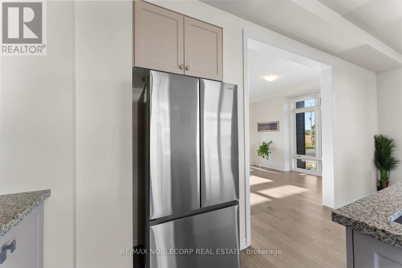 75 HOLYROOD CRESCENT