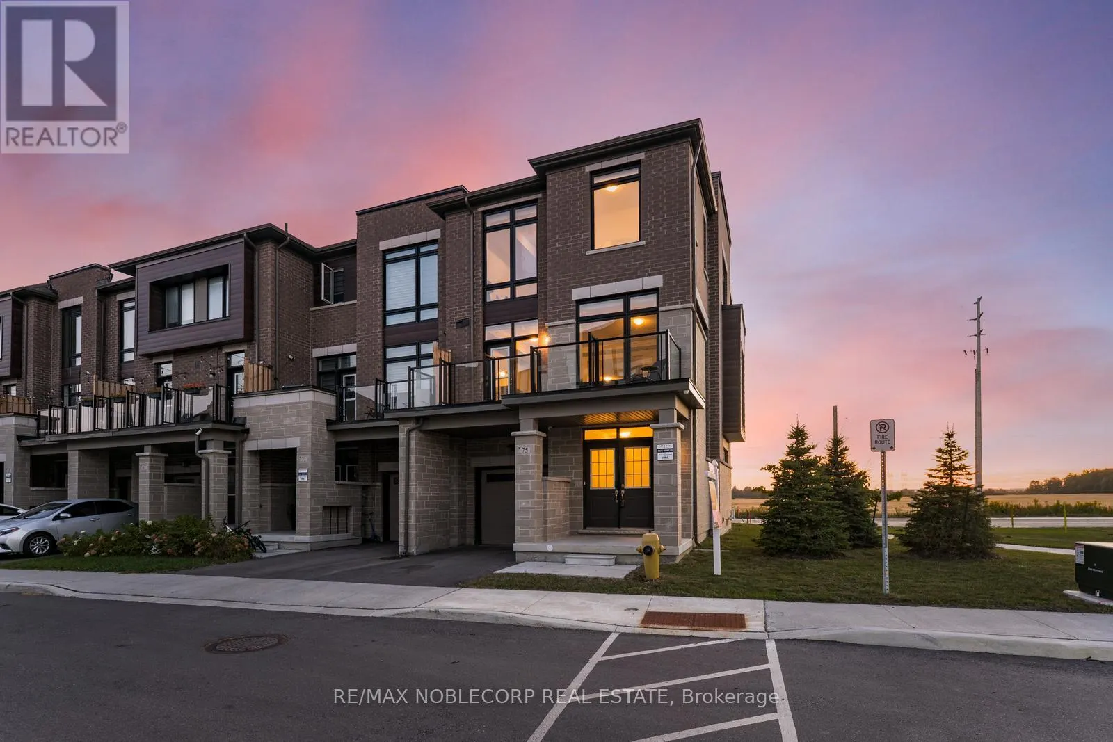 75 HOLYROOD CRESCENT