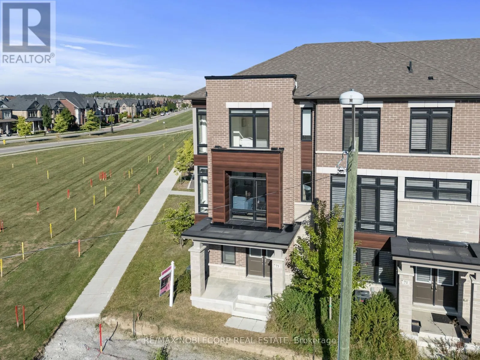 75 HOLYROOD CRESCENT