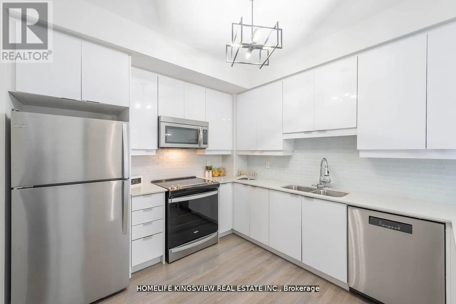 808 - 2910 HIGHWAY 7