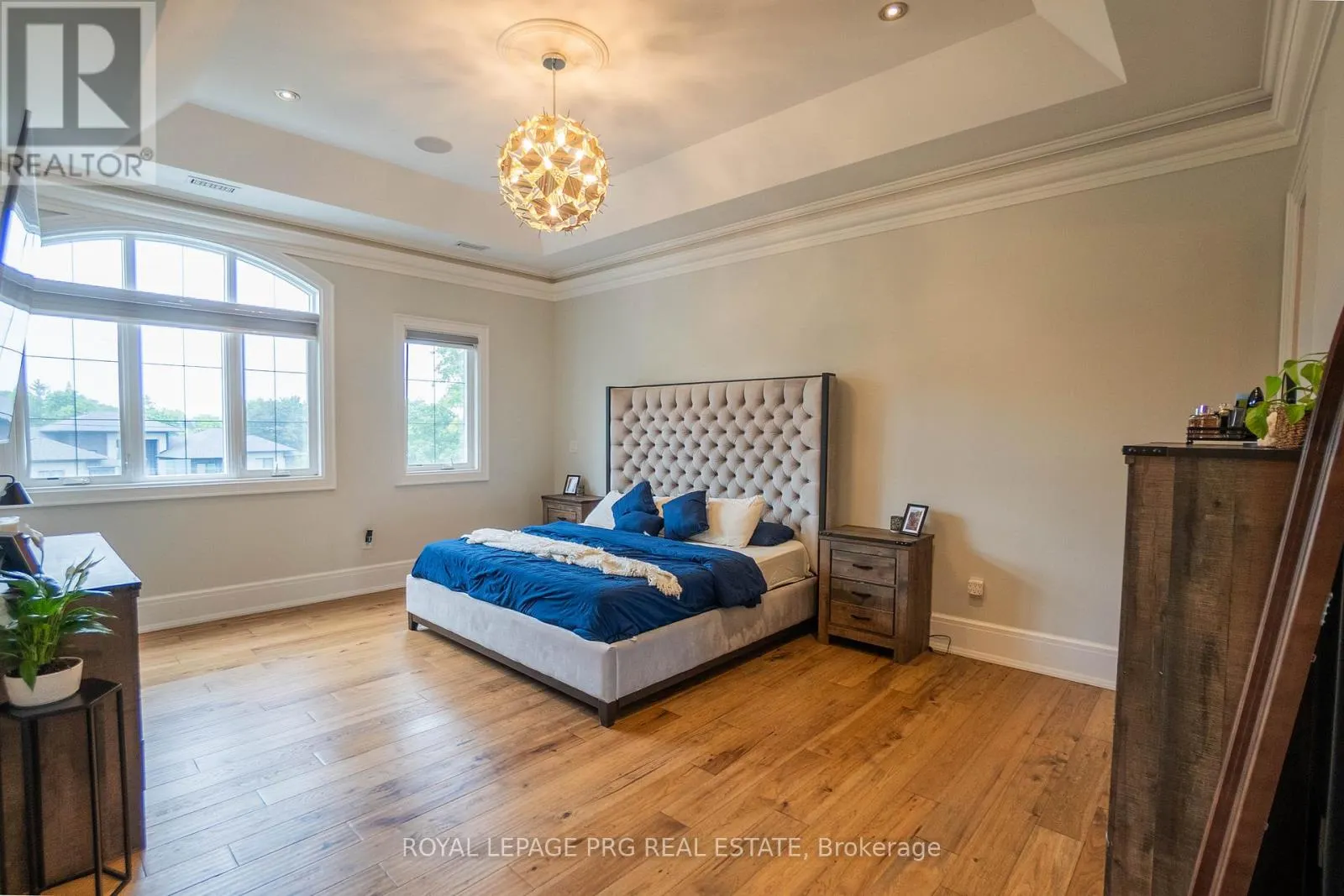 12 HOLLYWOOD CRESCENT