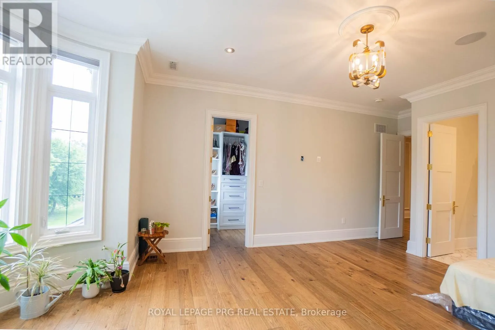 12 HOLLYWOOD CRESCENT