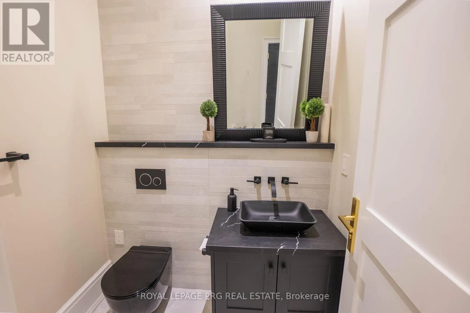 12 HOLLYWOOD CRESCENT