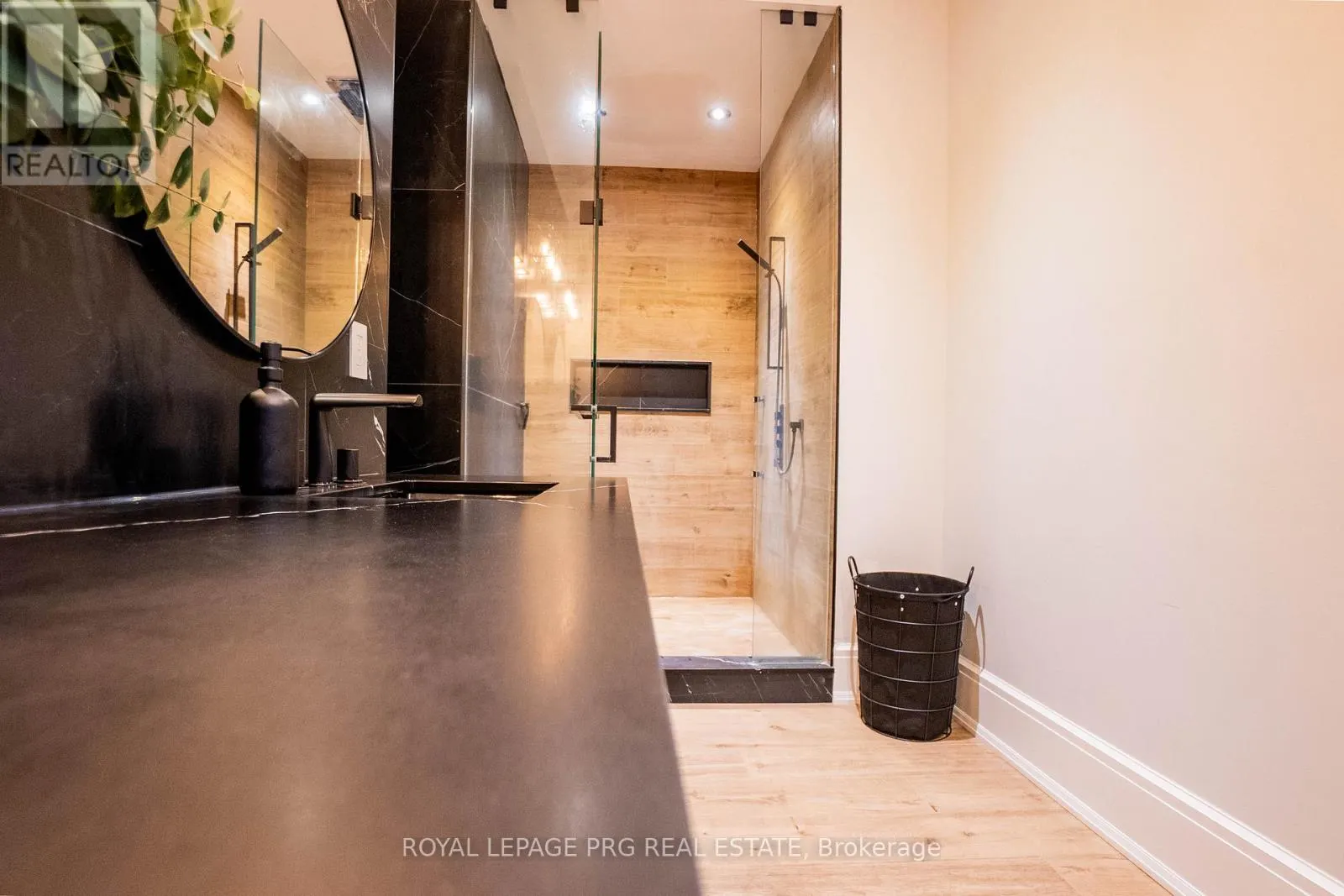 12 HOLLYWOOD CRESCENT