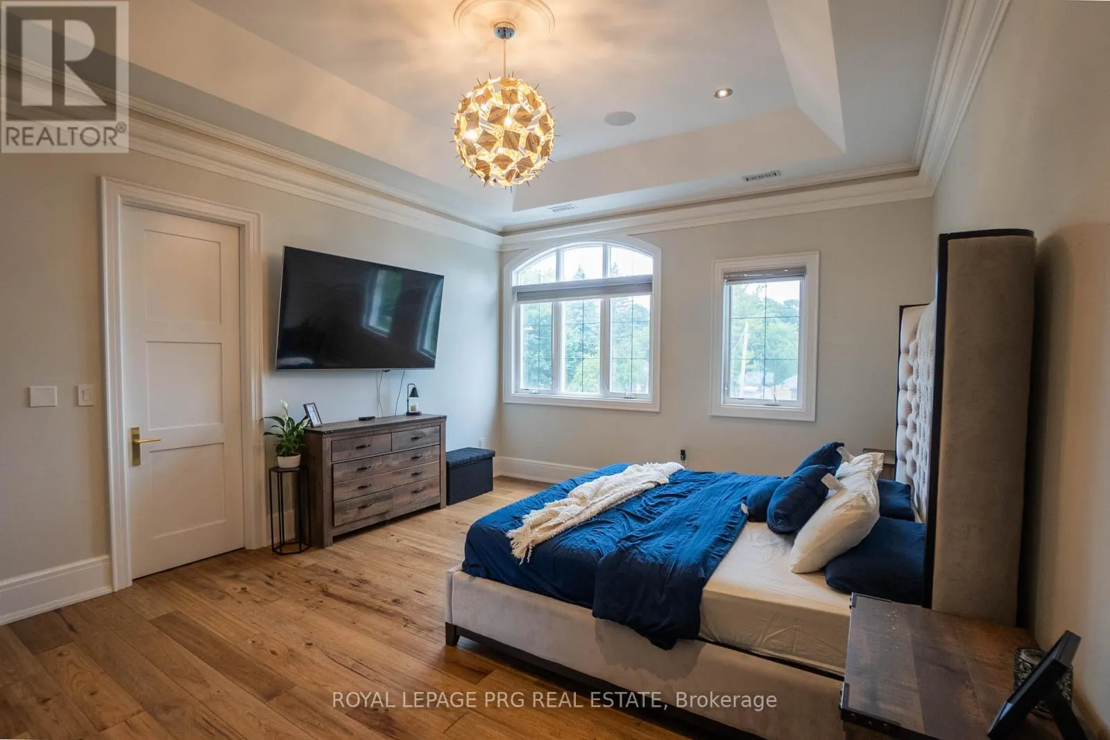 12 HOLLYWOOD CRESCENT