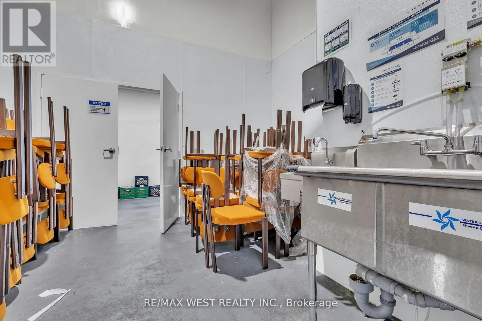 17&18 - 418 HANLAN ROAD