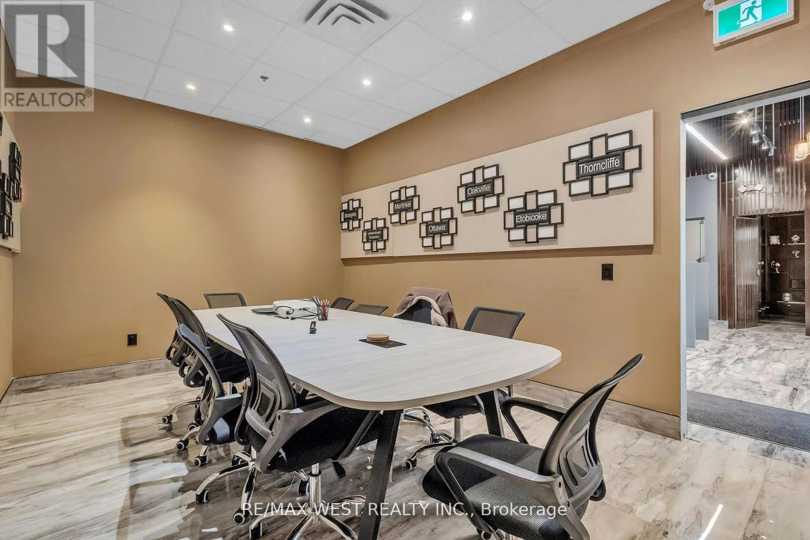 17&18 - 418 HANLAN ROAD