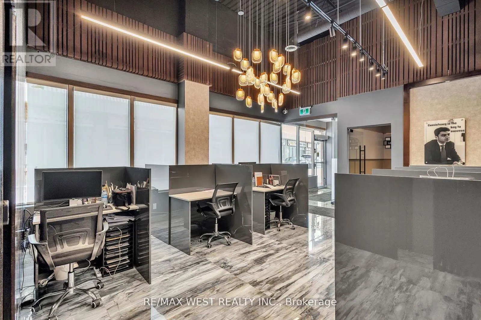 17&18 - 418 HANLAN ROAD