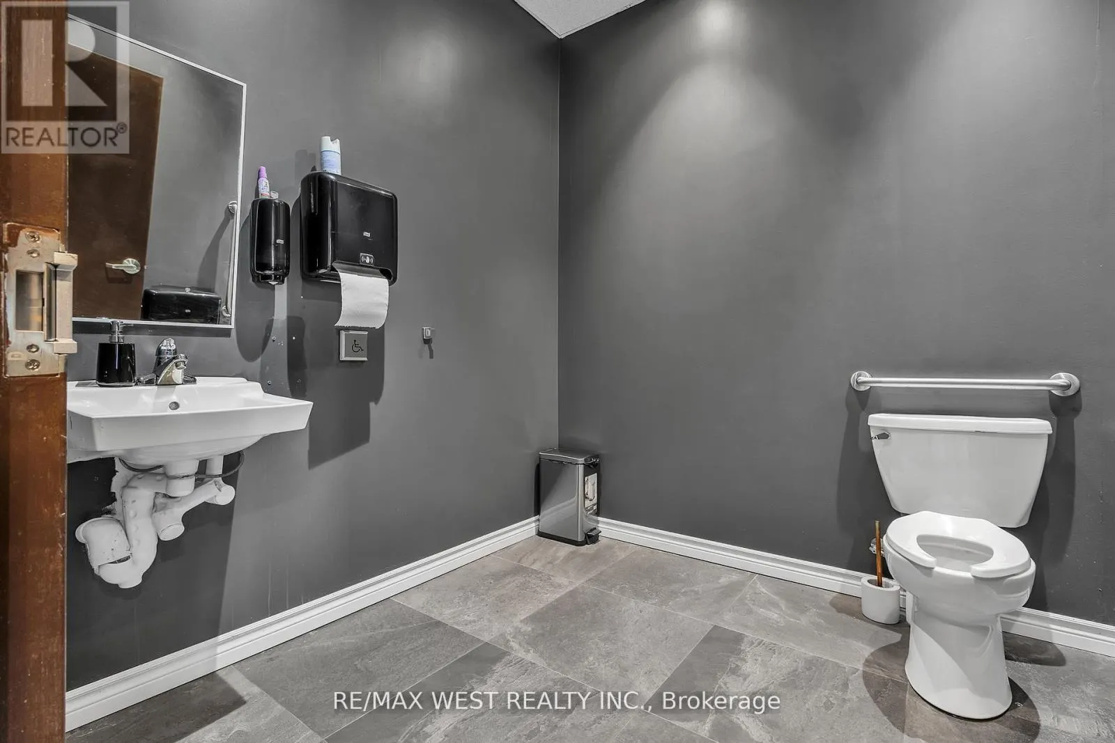 17&18 - 418 HANLAN ROAD