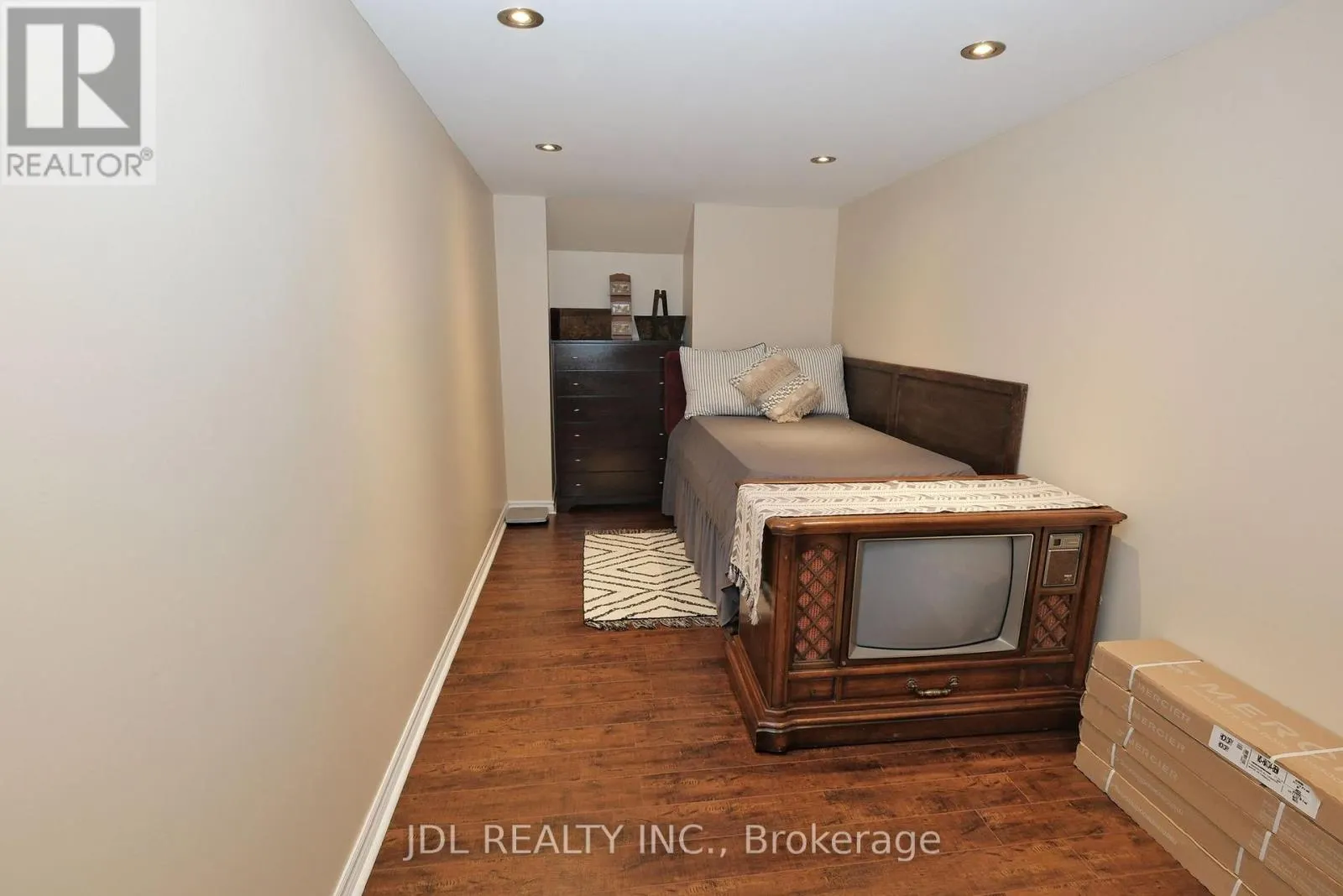 53 FERN VALLEY CRESCENT