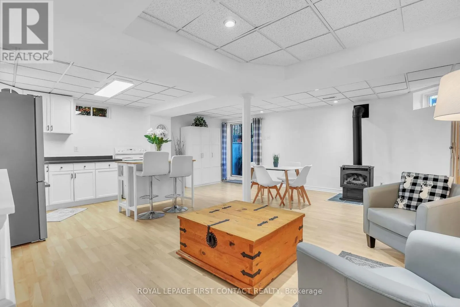 1328 VINCENT CRESCENT