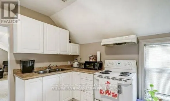 81 WELLINGTON STREET E