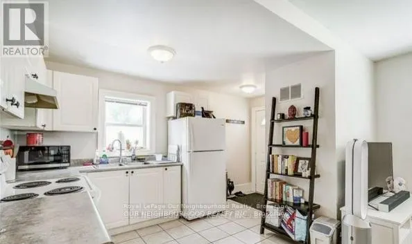 81 WELLINGTON STREET E