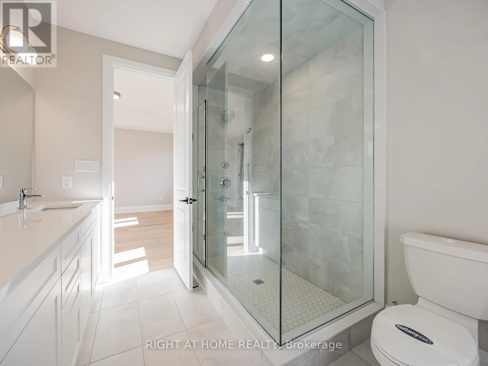 61 GREENRIDGE CRESCENT