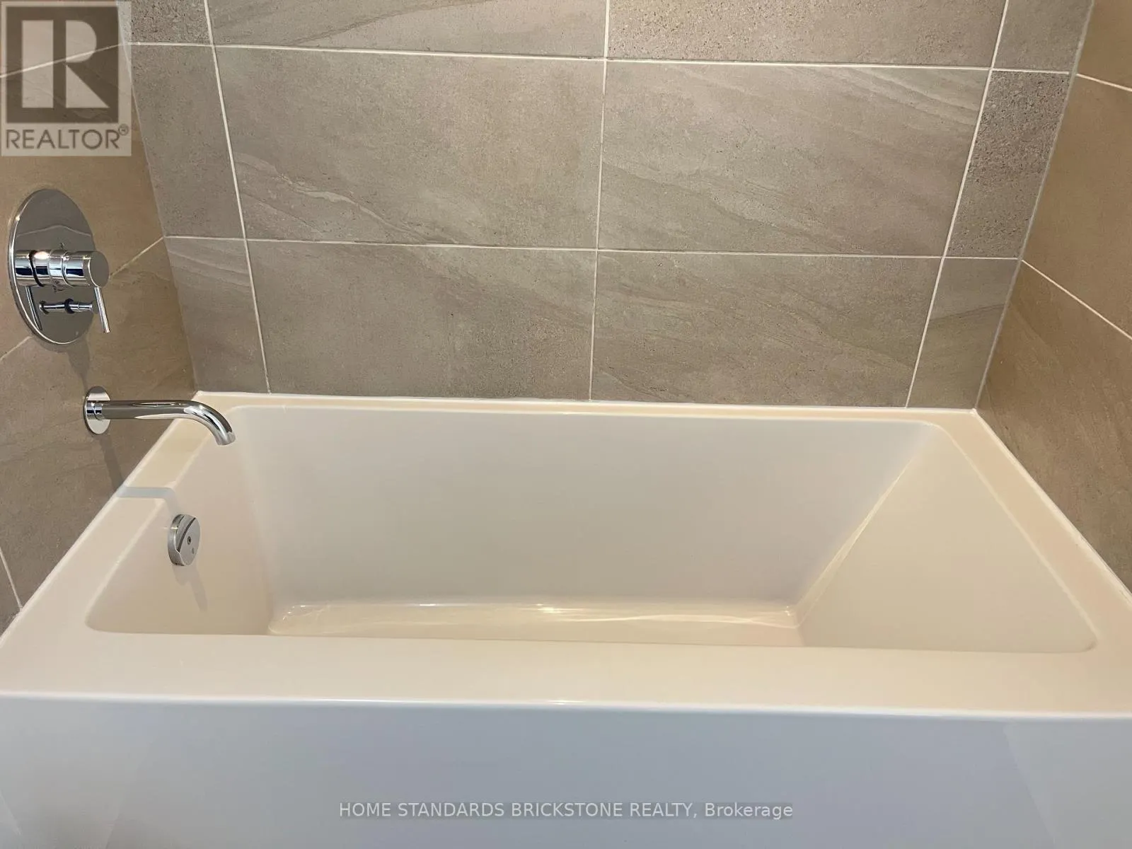 2605 - 898 PORTAGE PARKWAY