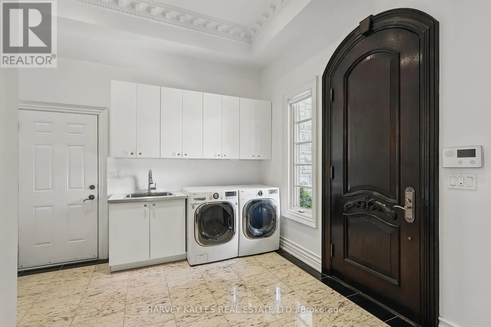 443 DEARBOURNE AVENUE