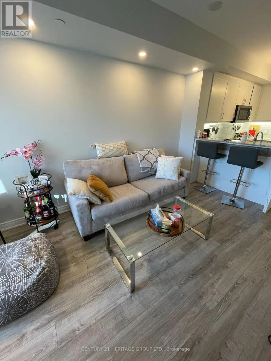 201 - 9618 YONGE STREET