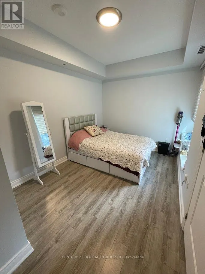 201 - 9618 YONGE STREET