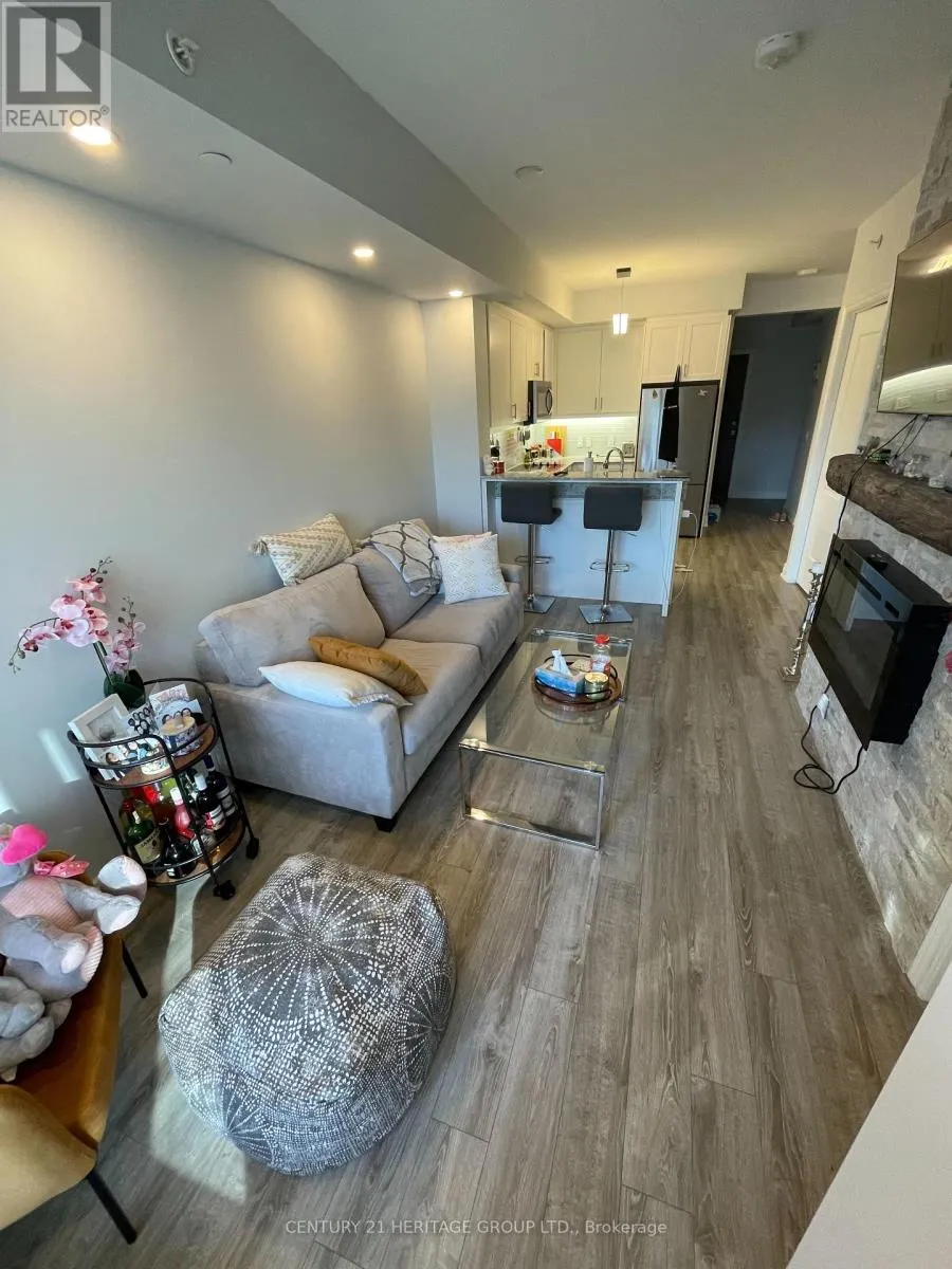 201 - 9618 YONGE STREET