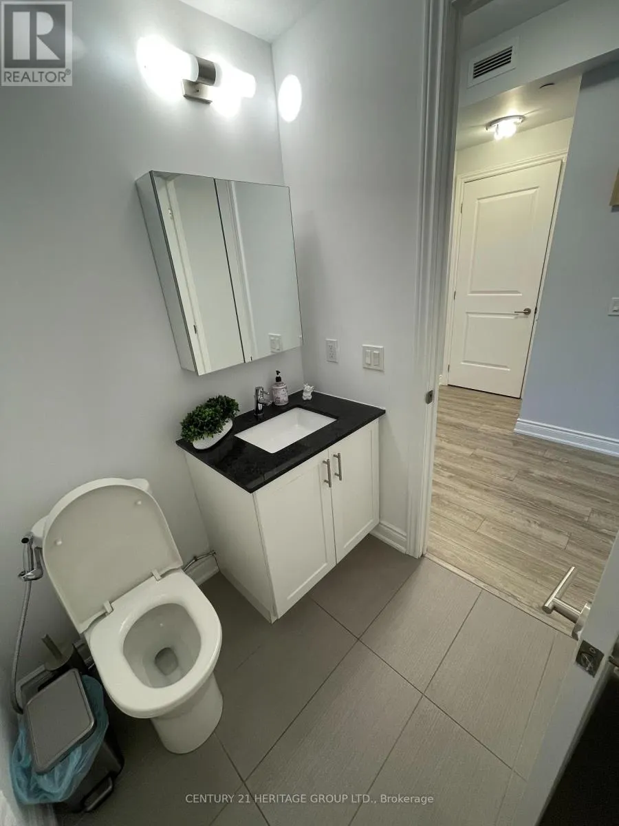 201 - 9618 YONGE STREET