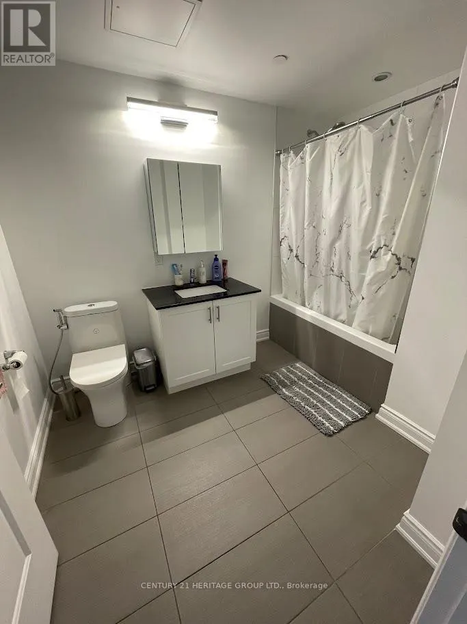 201 - 9618 YONGE STREET