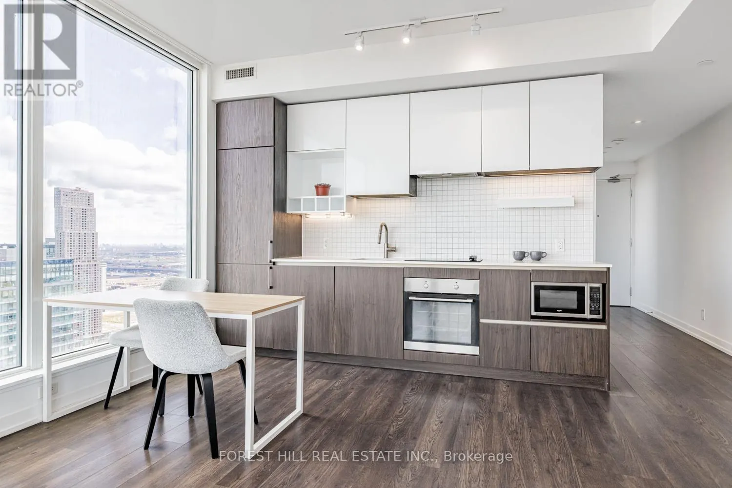 4702 - 898 PORTAGE PARKWAY