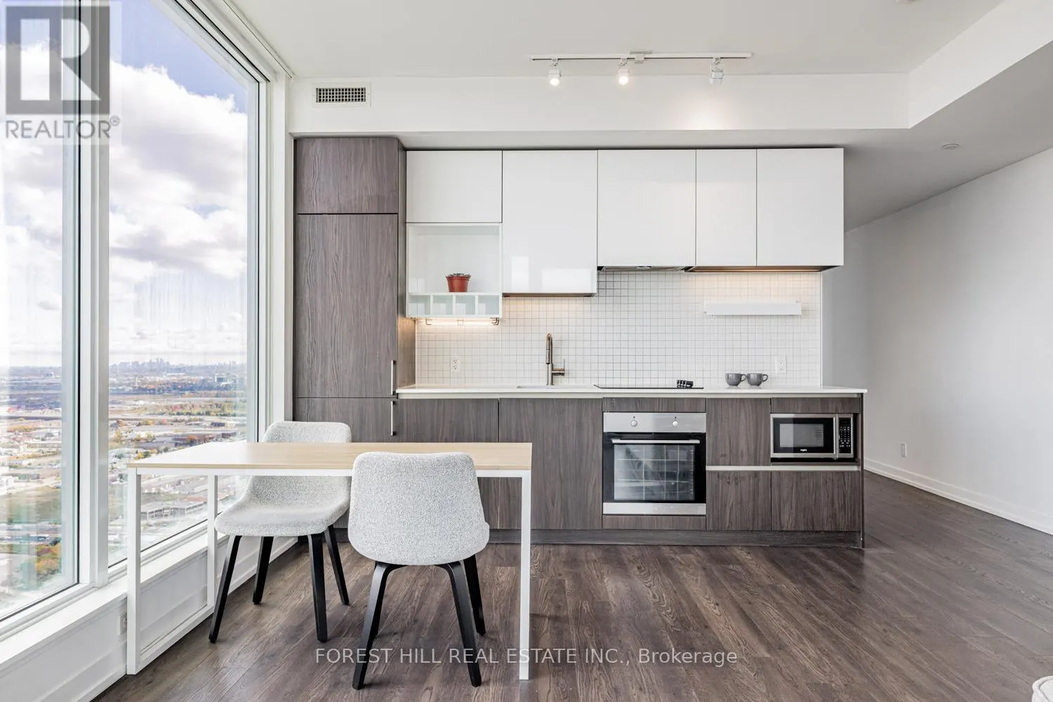 4702 - 898 PORTAGE PARKWAY