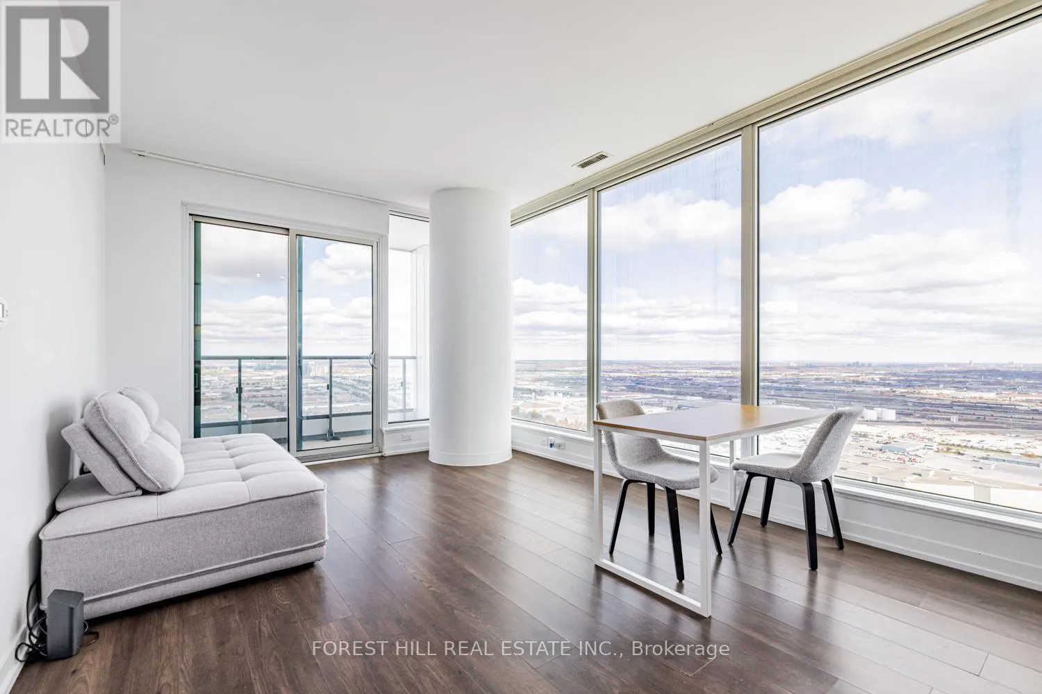 4702 - 898 PORTAGE PARKWAY