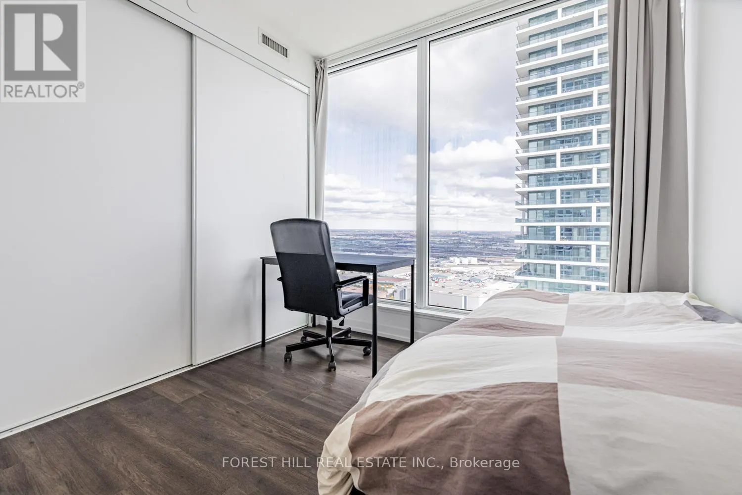 4702 - 898 PORTAGE PARKWAY