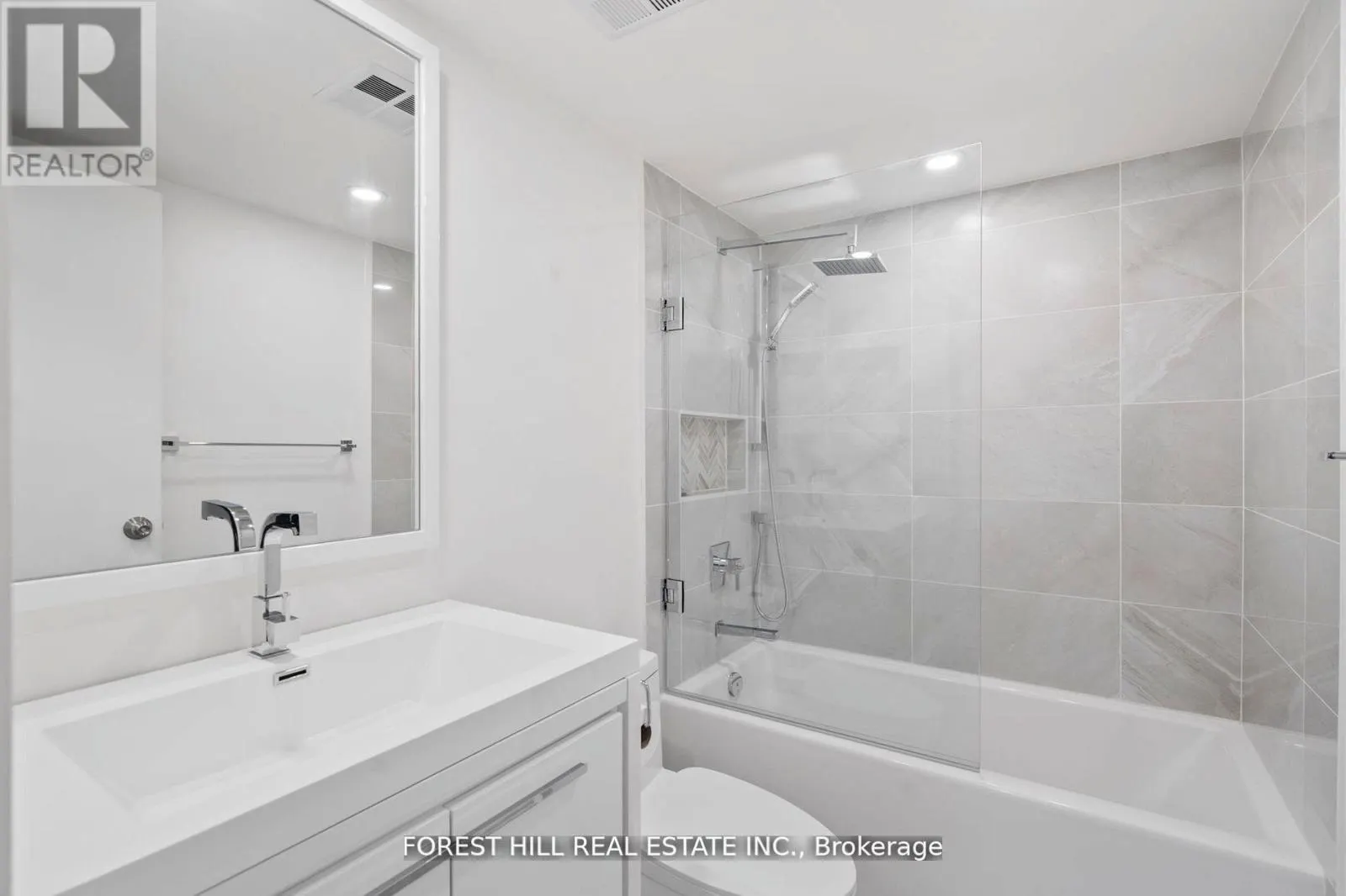 1203 - 7601 BATHURST STREET