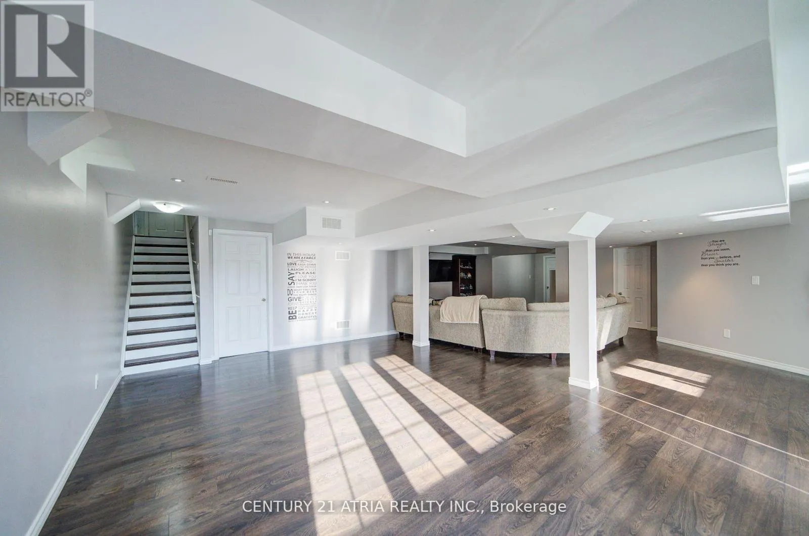 10 GLADYS ROLLING AVENUE