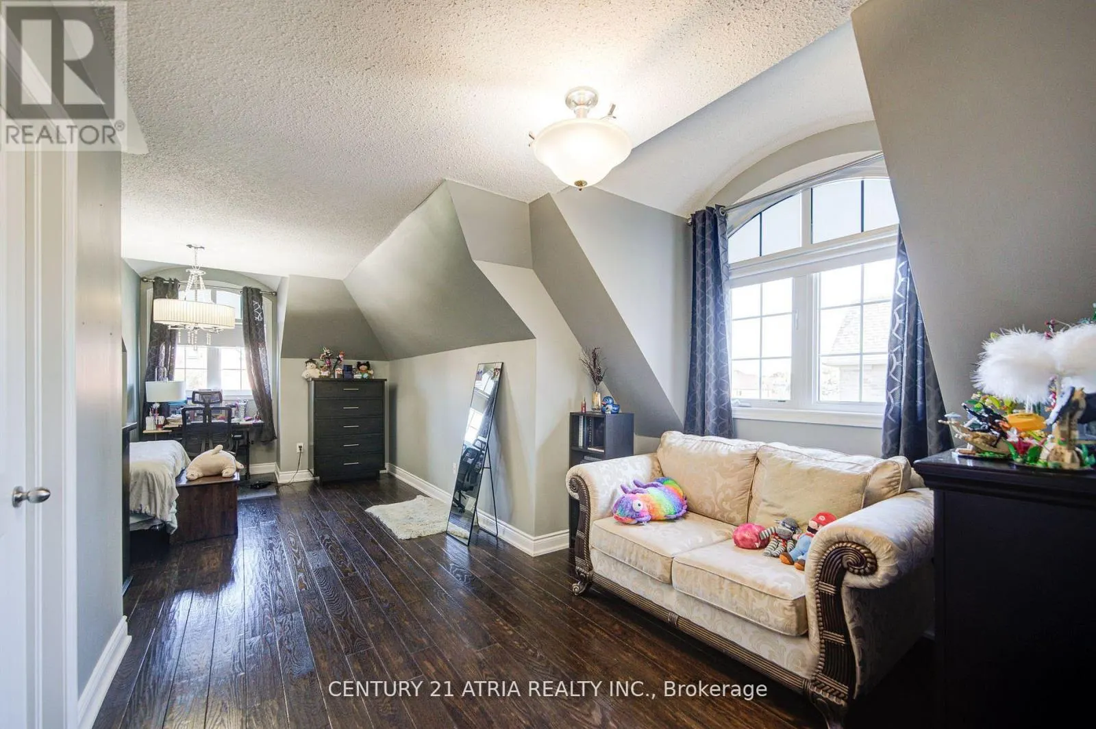 10 GLADYS ROLLING AVENUE