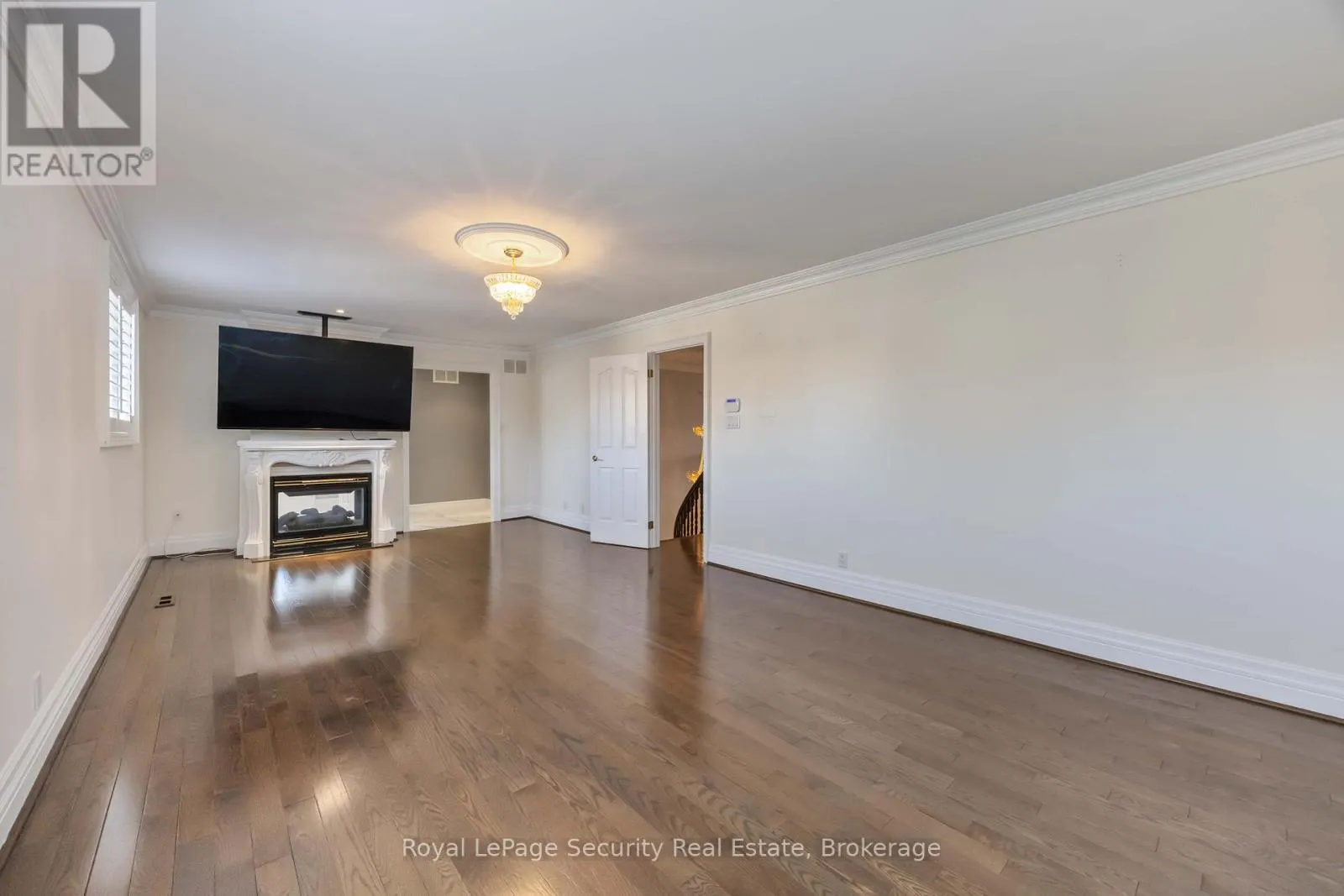 138 ELGIN MILLS ROAD W