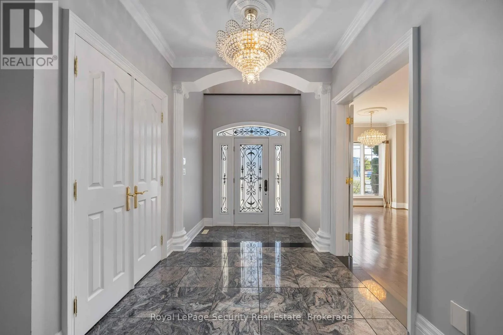 138 ELGIN MILLS ROAD W