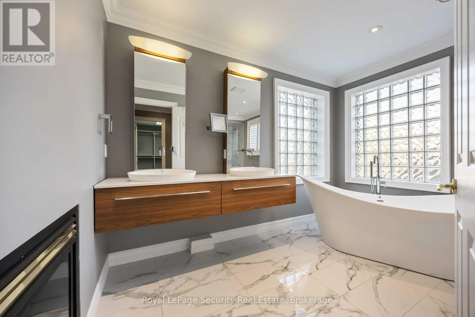 138 ELGIN MILLS ROAD W