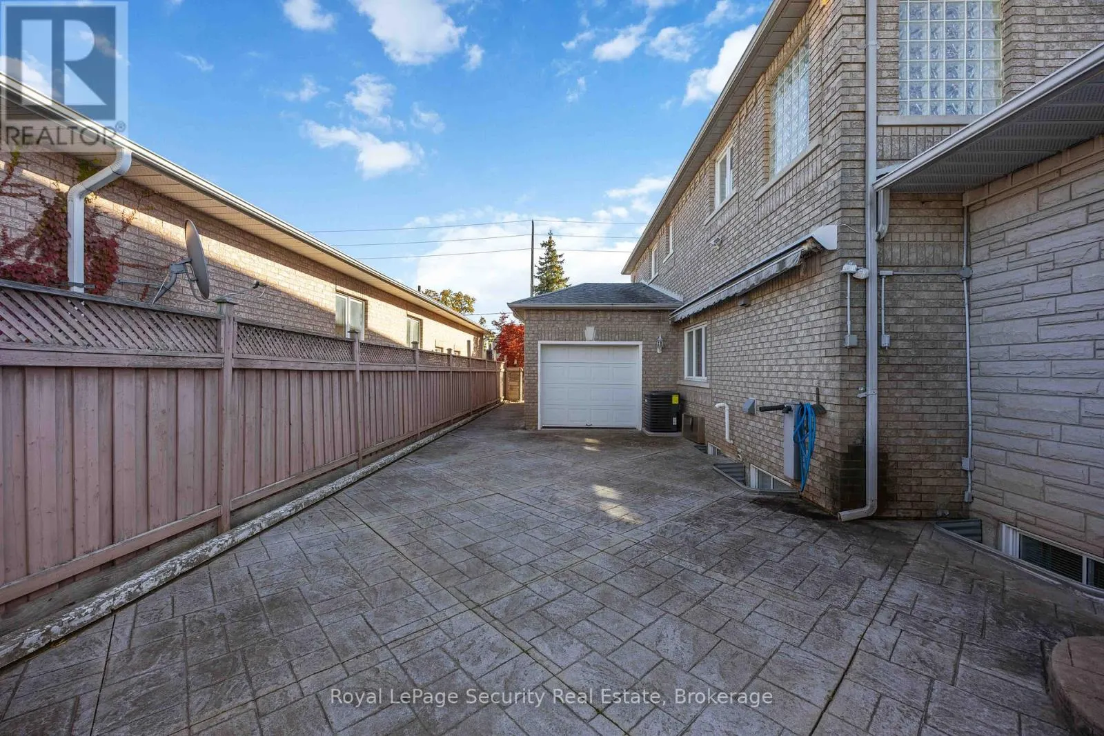 138 ELGIN MILLS ROAD W